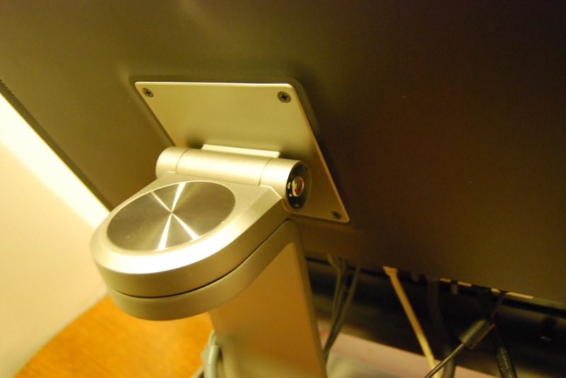 Illustration for article titled Gateway XHD3000 Extreme HD 30-Incher Reviewed (Verdict: Really Ties The Room Together)